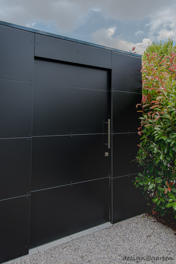 Das Cube–Gartenhaus in Schwarz