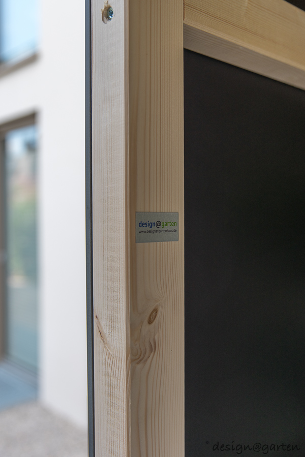 Das Cube–Gartenhaus in Schwarz