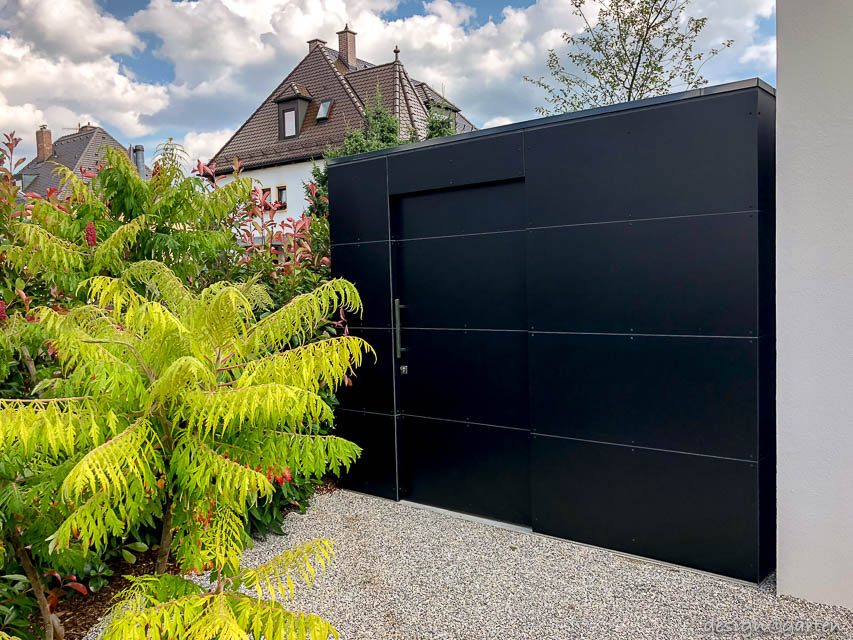 Das Cube–Gartenhaus in Schwarz