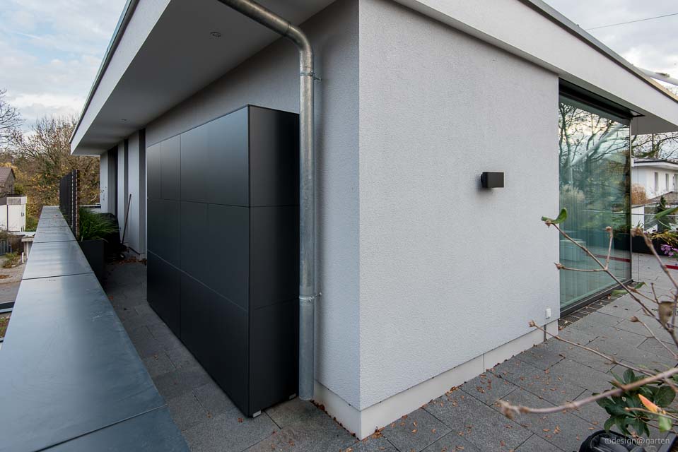 Urbanes Raumwunder: Der breite Dachterrassenschrank nach Maß