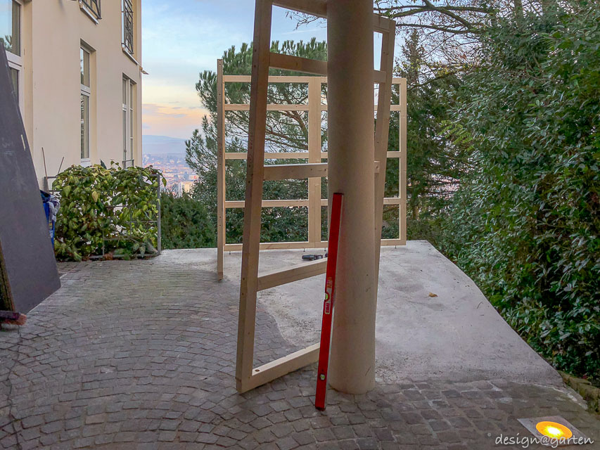 Maßarbeit unter dem Carport: Das Design–Gartenhaus als Integrationswunder