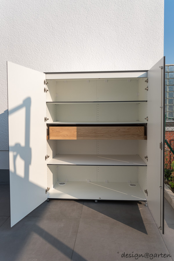 Geometrische Harmonie: Der maßgefertigte wetterfester Gartenschrank