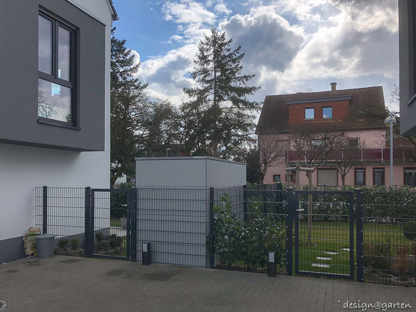 Silbergraue Eleganz im Außenraum: Der Geräteschuppen aus HPL