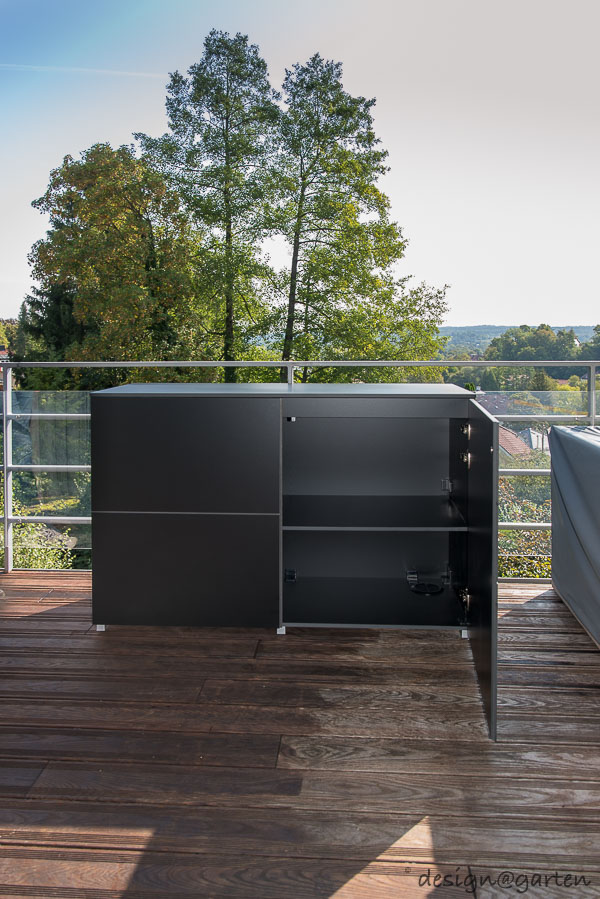 Elegante Stauraum-Symmetrie: Kleiner Balkonschrank wetterfest und stilsichererg