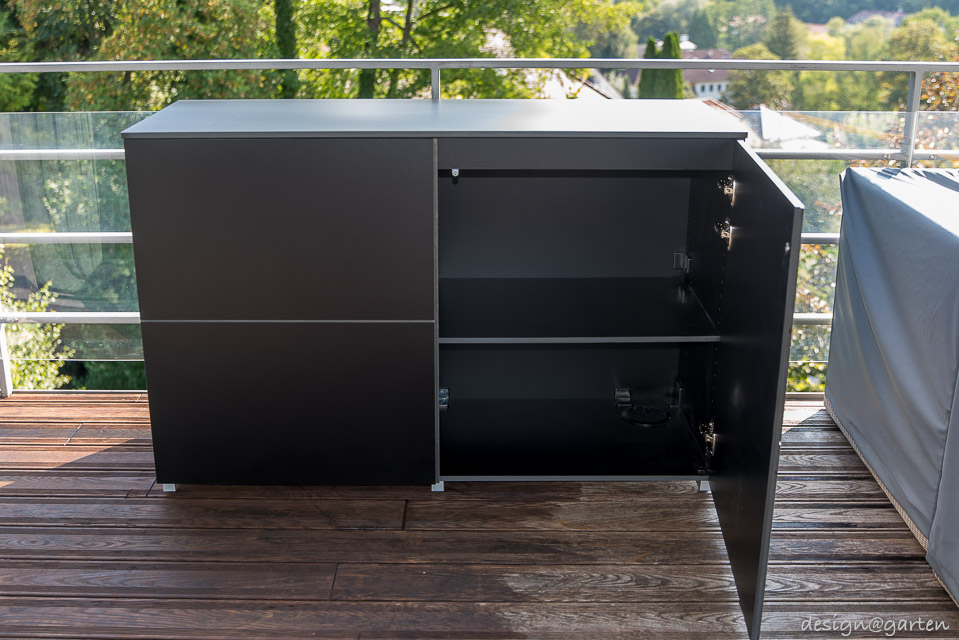 Elegante Stauraum-Symmetrie: Kleiner Balkonschrank wetterfest und stilsichererg