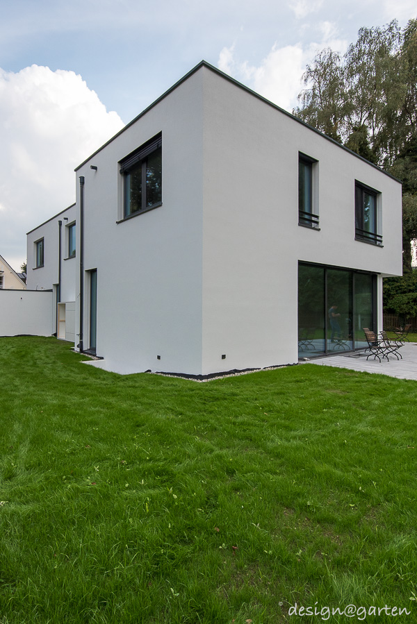 Elegante Ordnung im Garten: Gartenschrank mit Besenfach und Holzlager