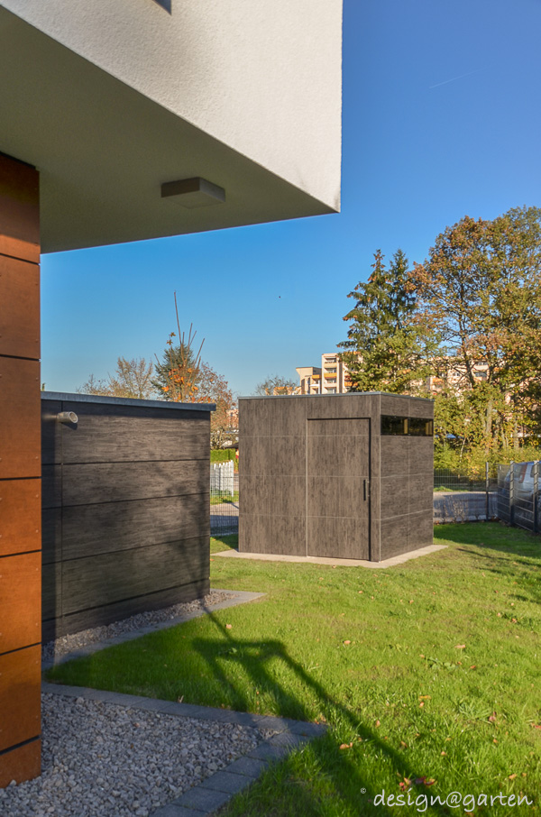 Architektonische Symbiose: Kubistische Gartenhütte aus HPL als Fassaden-Echo