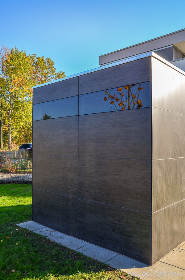 Architektonische Symbiose: Kubistische Gartenhütte aus HPL als Fassaden-Echo