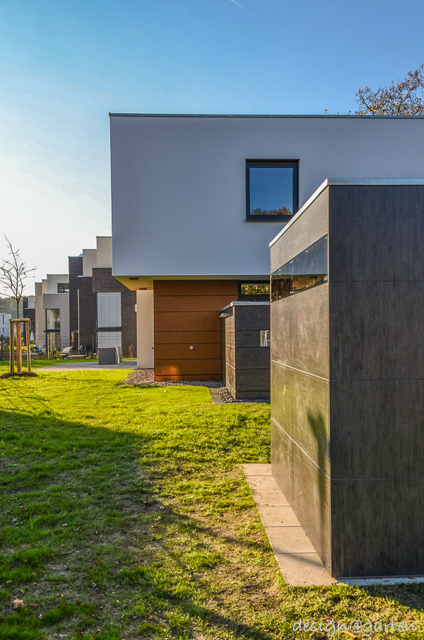 Architektonische Symbiose: Kubistische Gartenhütte aus HPL als Fassaden-Echo
