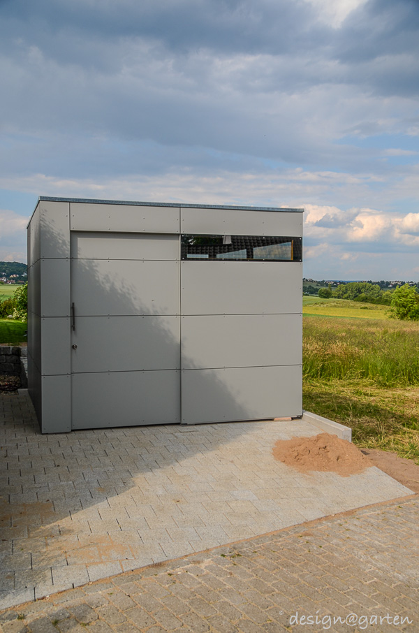 Intelligente Verbindung: Gartenhütte aus HPL als Durchgangshaus