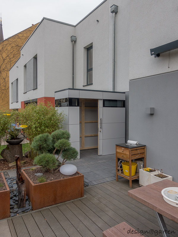 Harmonische Integration: Gerätehäuschen mit Flachdach