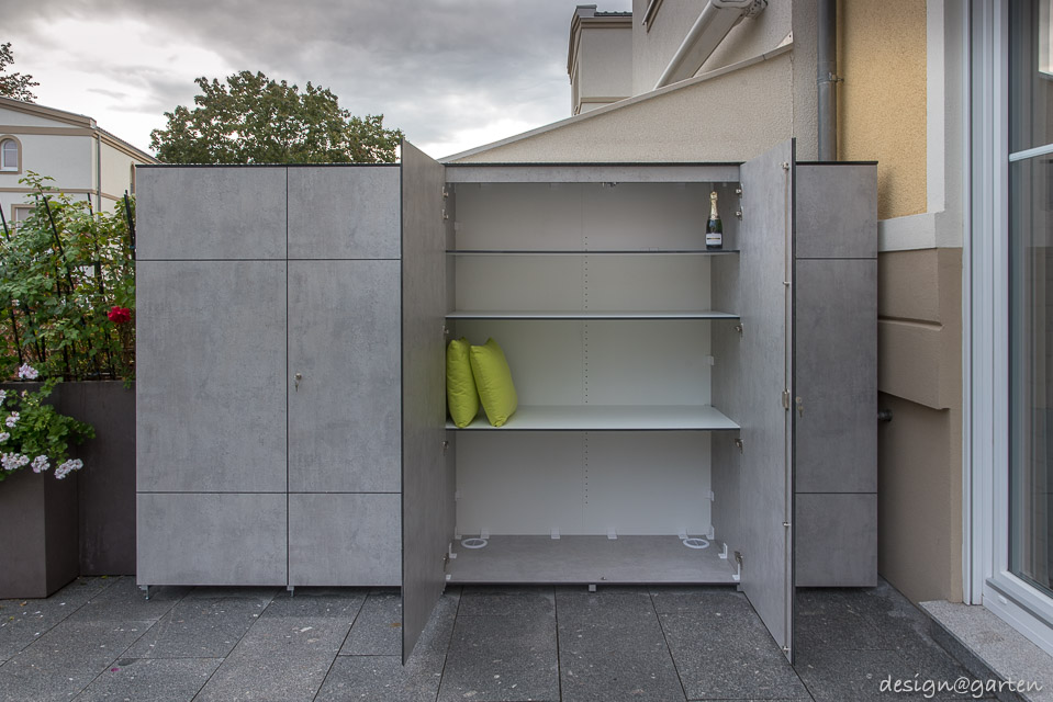 Smartes Platzwunder: Breiter Hochschrank für die Terrasse mit System