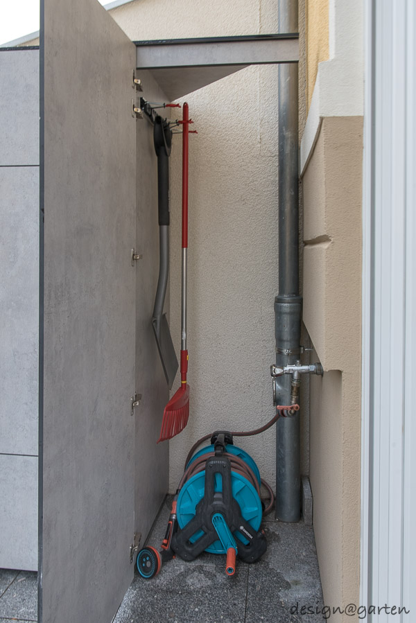 Smartes Platzwunder: Breiter Hochschrank für die Terrasse mit System