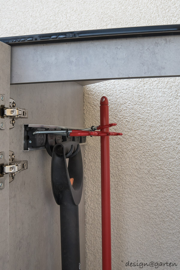 Smartes Platzwunder: Breiter Hochschrank für die Terrasse mit System