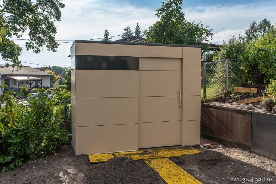 Perfektes Fassadenzusammenspiel in Linz: Ein architekten Geräteschuppen für höchste Ansprüche