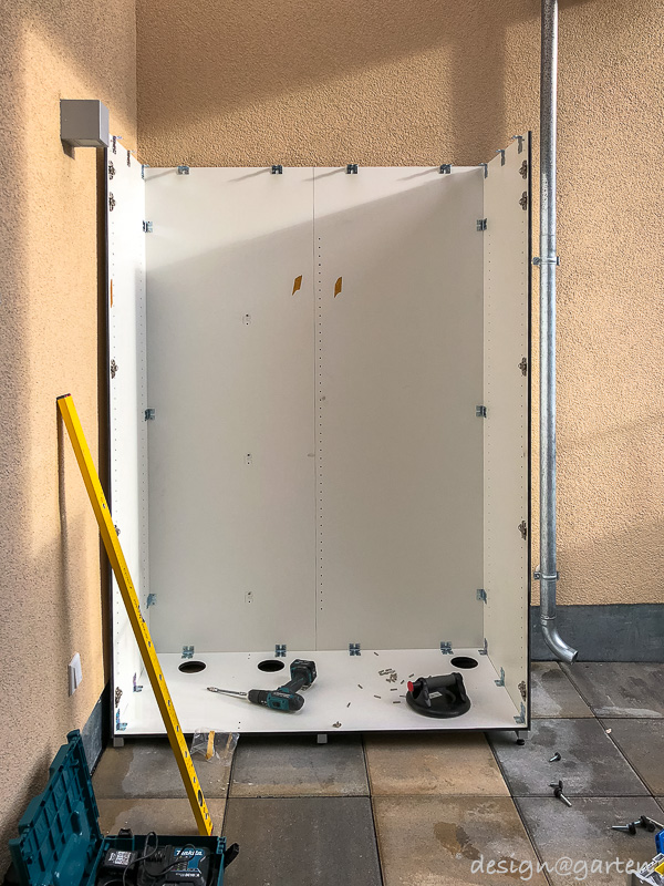 Platzsparende Ordnung in Berlin: Outdoor Hochschrank für Besen und Co.