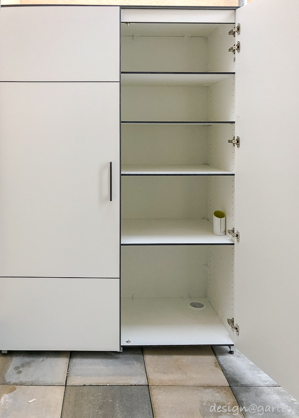 Platzsparende Ordnung in Berlin: Outdoor Hochschrank für Besen und Co.