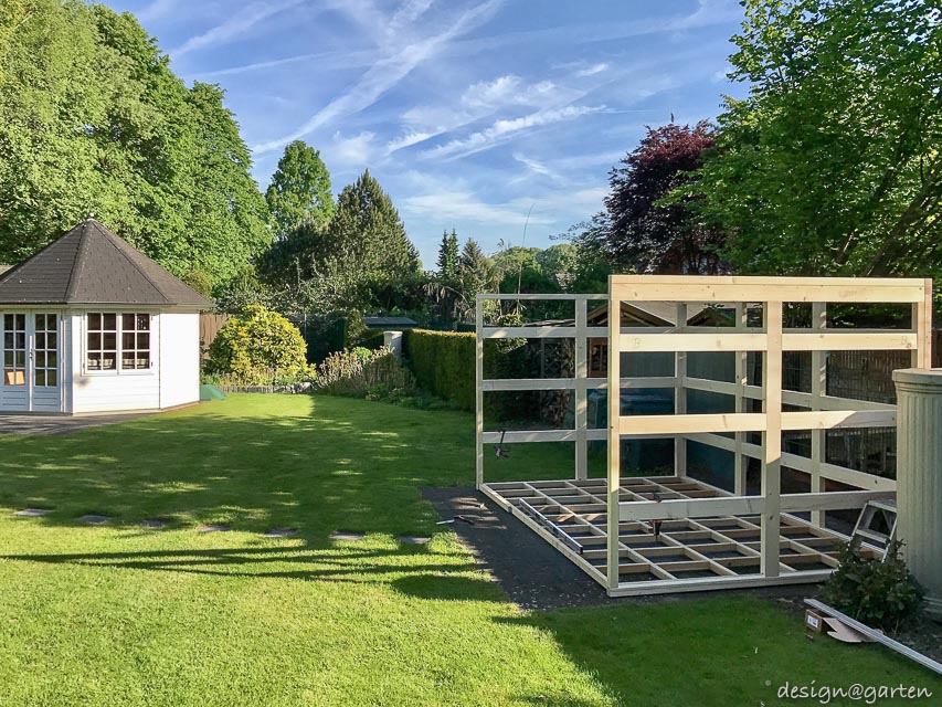 Garten Kontraste: Flachdach Gartenhütte aus HPL trifft auf Landhaus-Charme