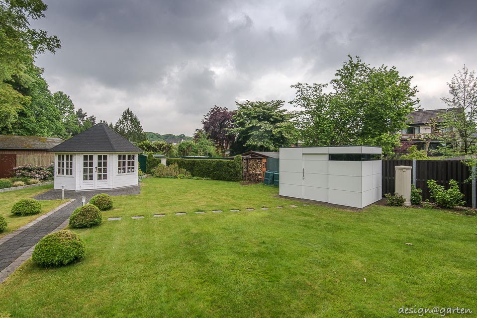 Garten Kontraste: Flachdach Gartenhütte aus HPL trifft auf Landhaus-Charme