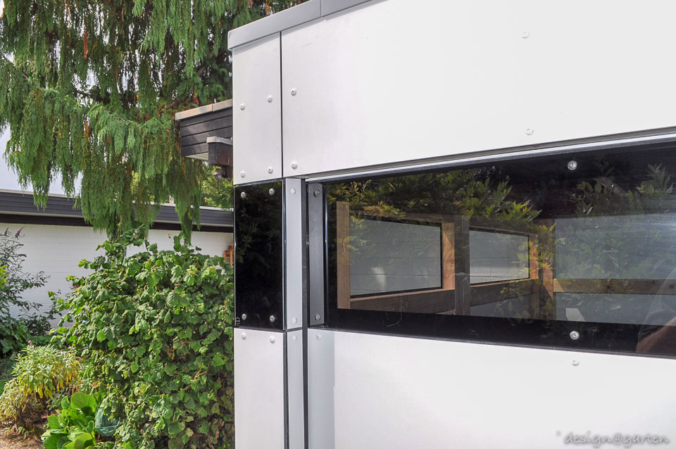 Harmonisches Doppel: Quadratische Gartenlaube in guter Nachbarschaft