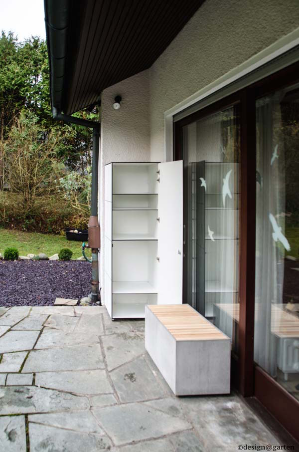 Vertikales Platzwunder: Der kompakte Gartengeräte–Schrank für die Terrasse