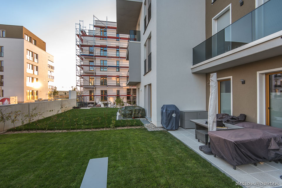 Funktionaler Grill-Partner in Frankfurt: Terrassenschrank für Grillzubehör