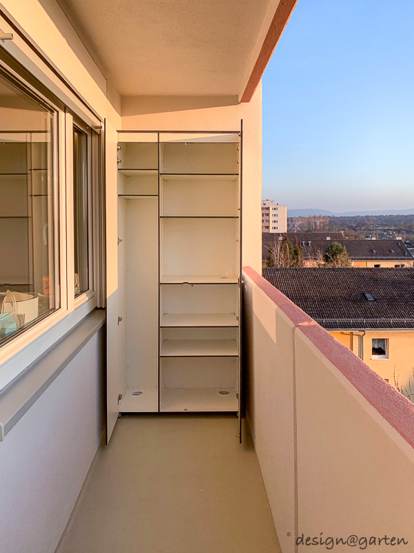 Effiziente Raumnutzung in Karlsruhe: Schmaler Hochschrank für den Balkon