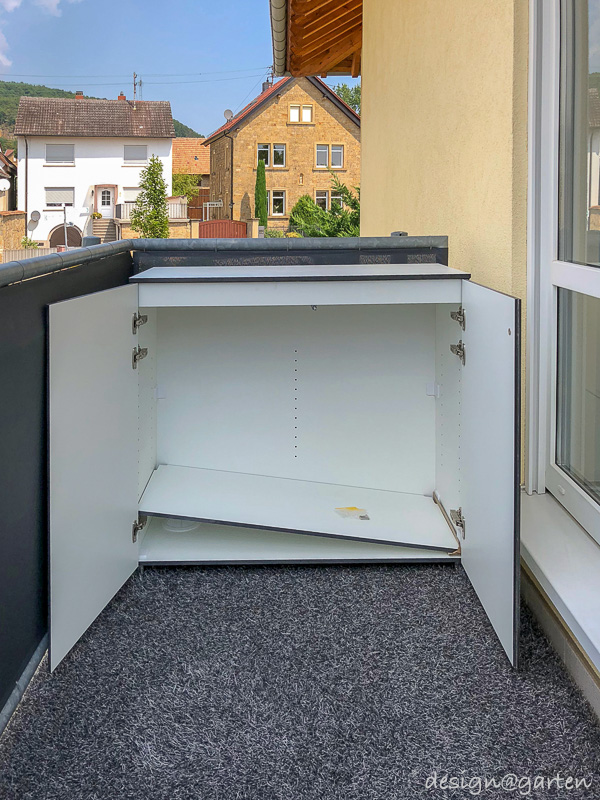 Platzsparende Lösung auf engstem Raum: Kleiner wetterfester Balkonschrank für schmale Flächen