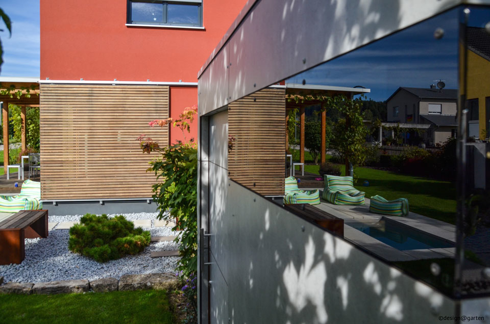 Zeitloser Minimalismus: Das moderne Gartenhaus in edler Beton-Optik