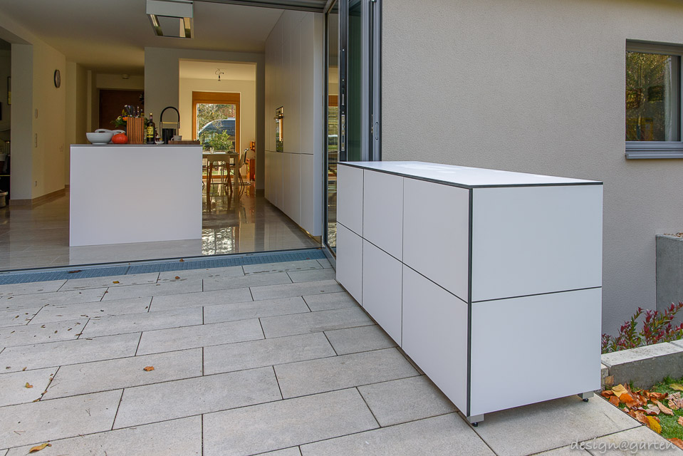 Ästhetische Kontinuität in Karlsruhe: Ein langer Terrassenschrank aus HPL