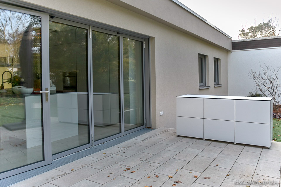 Ästhetische Kontinuität in Karlsruhe: Ein langer Terrassenschrank aus HPL