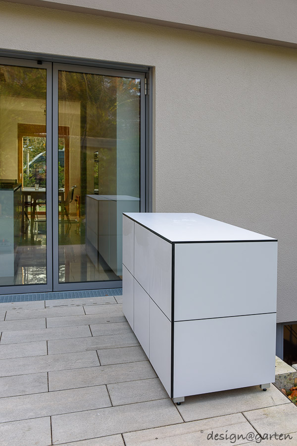 Ästhetische Kontinuität in Karlsruhe: Ein langer Terrassenschrank aus HPL