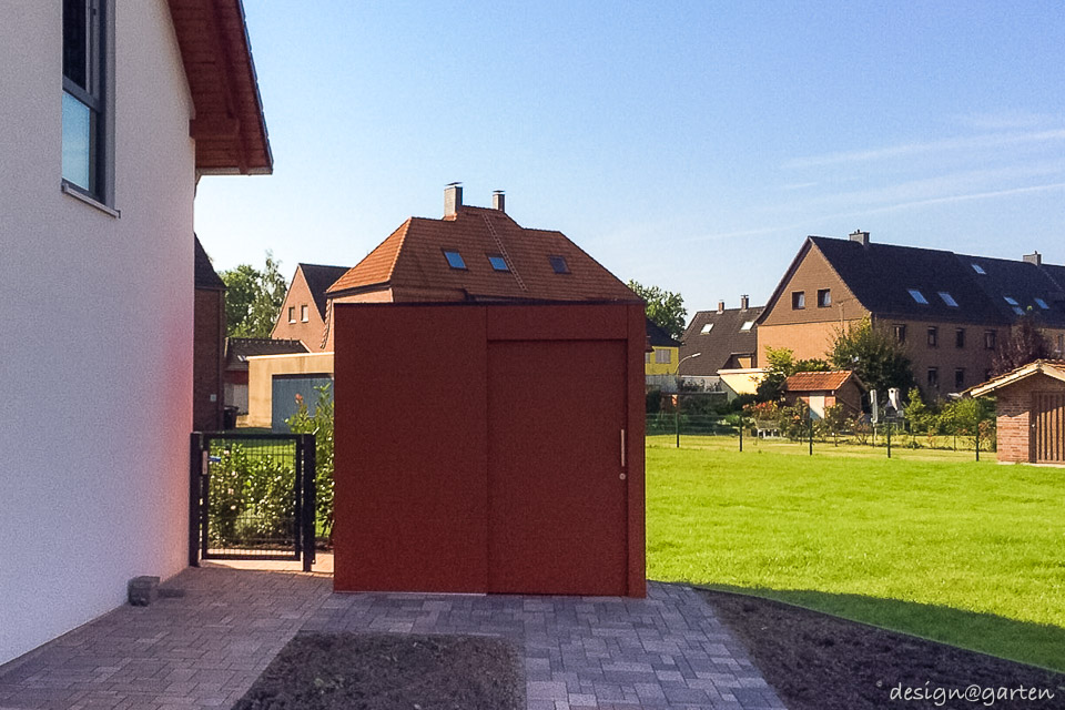 Individuelle Maßanfertigung in Castrop-Rauxel: Design Geräteschuppen für schräge Grundstücksgrenzen