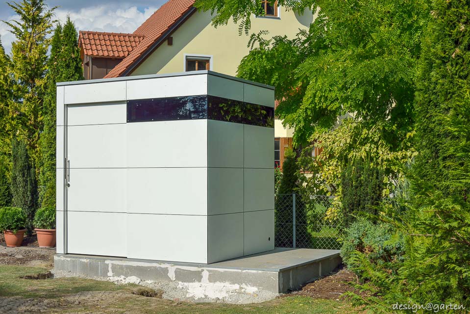 Funktionale Lösung in Dingolfing: Eckiger Geräteschuppen mit Flachdach