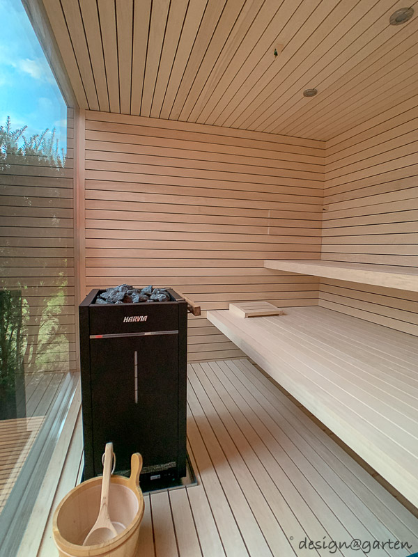 Design-Wellness im Garten: Sauna Gartenhaus mit Panoramaverglasung