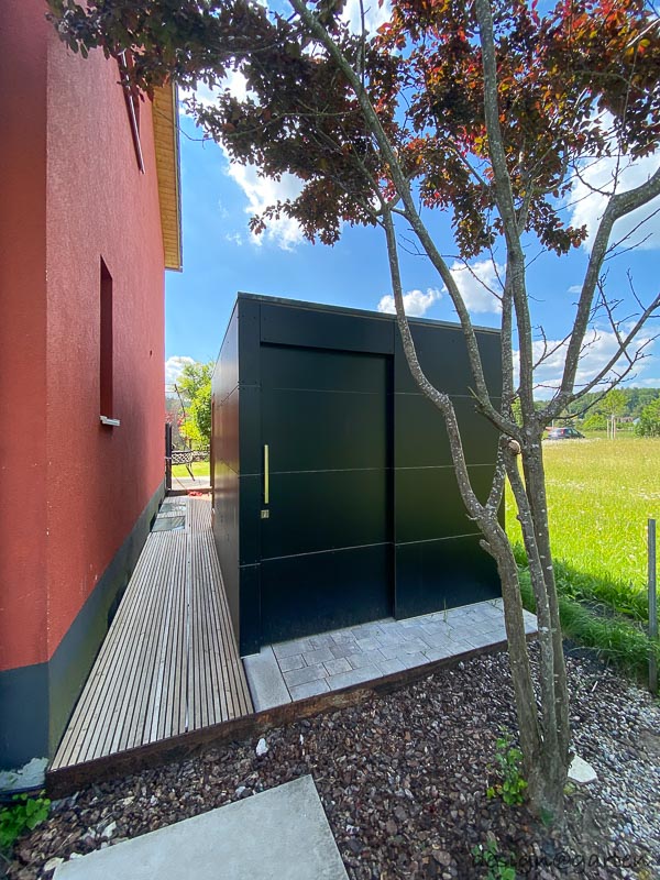 Design-Wellness im Garten: Sauna Gartenhaus mit Panoramaverglasung