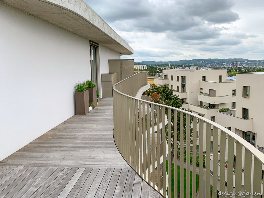 Maßgefertigte Technik-Unterbringung auf dem Balkon in Wien