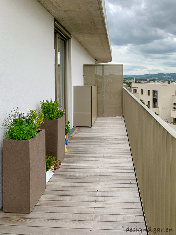 Maßgefertigte Technik-Unterbringung auf dem Balkon in Wien