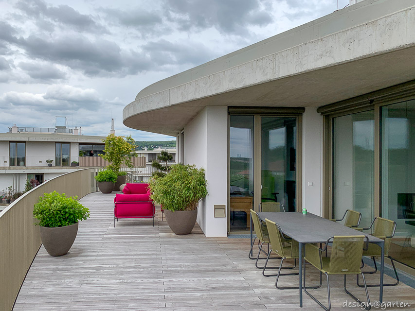 Maßgefertigte Technik-Unterbringung auf dem Balkon in Wien