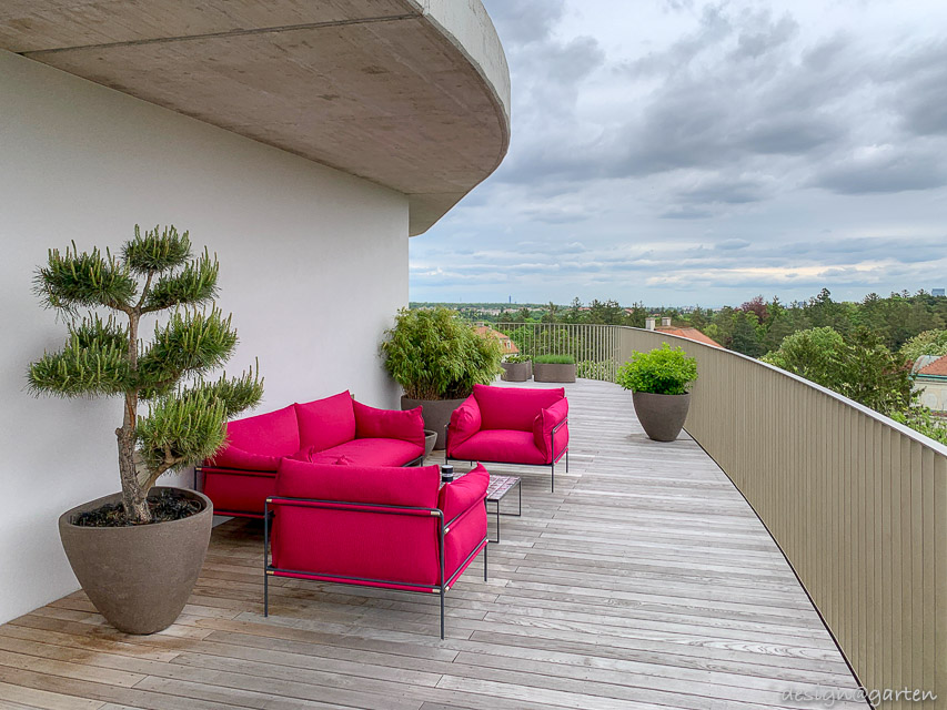 Maßgefertigte Technik-Unterbringung auf dem Balkon in Wien