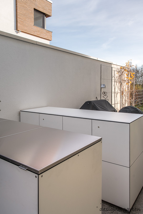 Maximale Raumkapazität in Hannover: Ein großer Gartenschrank nach Maß und Sideboard-Duo