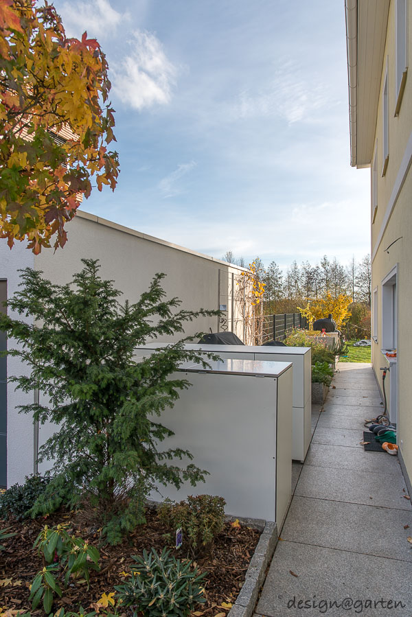 Maximale Raumkapazität in Hannover: Ein großer Gartenschrank nach Maß und Sideboard-Duo