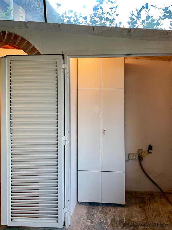 Exklusive Stauraumlösung in Rom: Maßgefertigte Hochschrank-Kombination