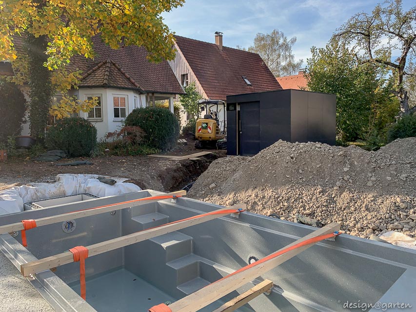 Modernes Poolhaus mit Flachdach als technisches Herzstück in Landsberg am Lech