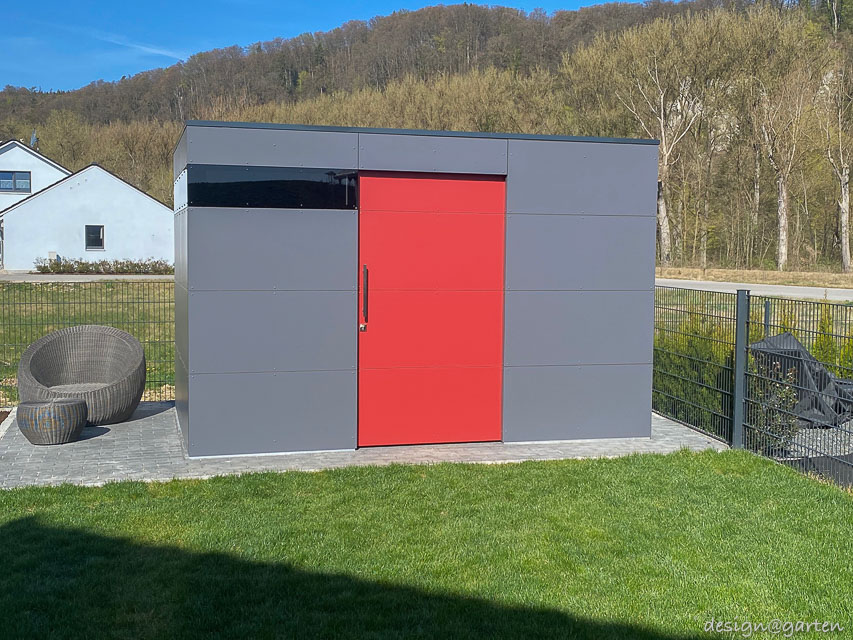 Stylisches Gerätehaus mit Flachdach als farbliches Statement im Garten