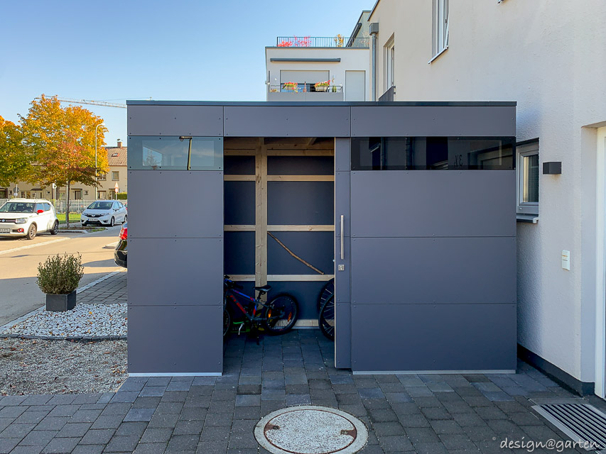 Geradliniges Gerätehaus im Vorgarten als moderne Fahrradgarage