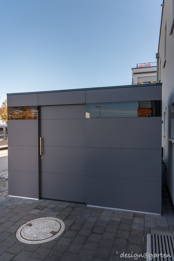 Geradliniges Gerätehaus im Vorgarten als moderne Fahrradgarage