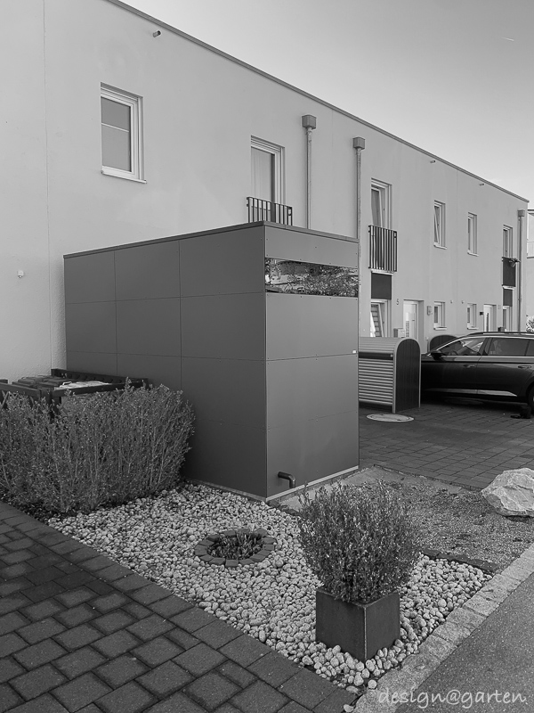 Geradliniges Gerätehaus im Vorgarten als moderne Fahrradgarage