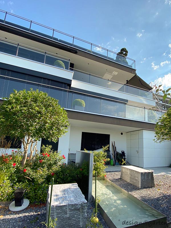 Kubistisches Gartenhaus mit Flachdach als Doppellösung am Zürichsee