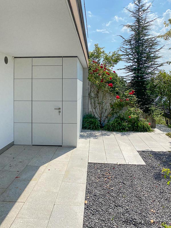 Kubistisches Gartenhaus mit Flachdach als Doppellösung am Zürichsee